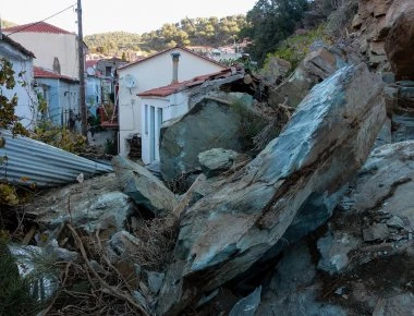 Εικόνες βιβλικής καταστροφής στη Λέσβο - Σε κατάσταση έκτακτης ανάγκης το Πλωμάρι (βίντεο και φώτο)